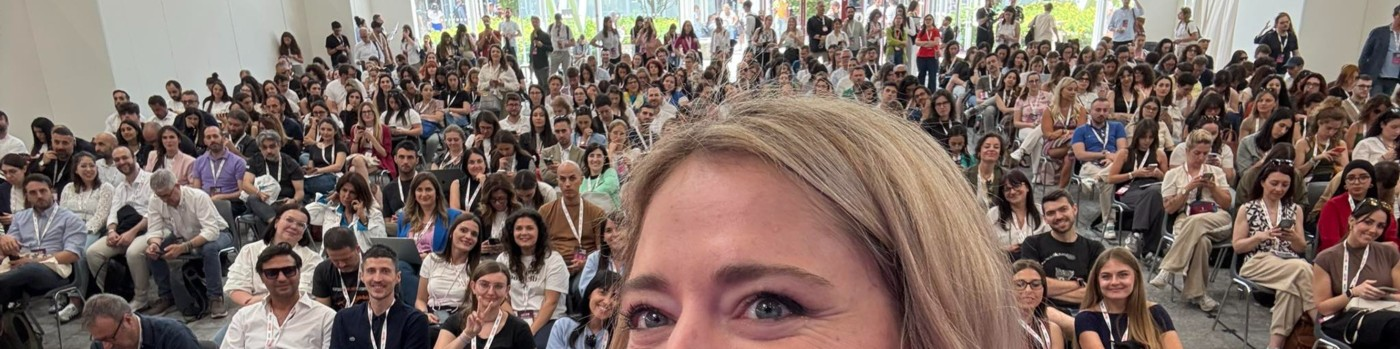 Veronica Gentili davanti alla platea di un evento